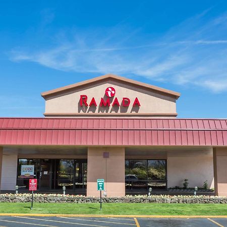 Ramada By Wyndham Medford Hotel & Conference Center Esterno foto