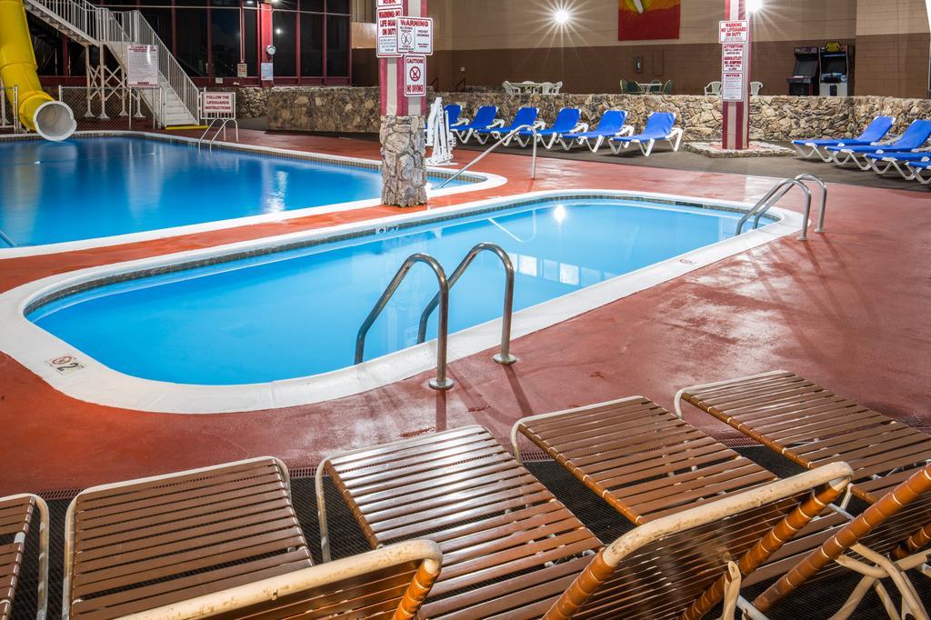 Ramada By Wyndham Medford Hotel & Conference Center Esterno foto