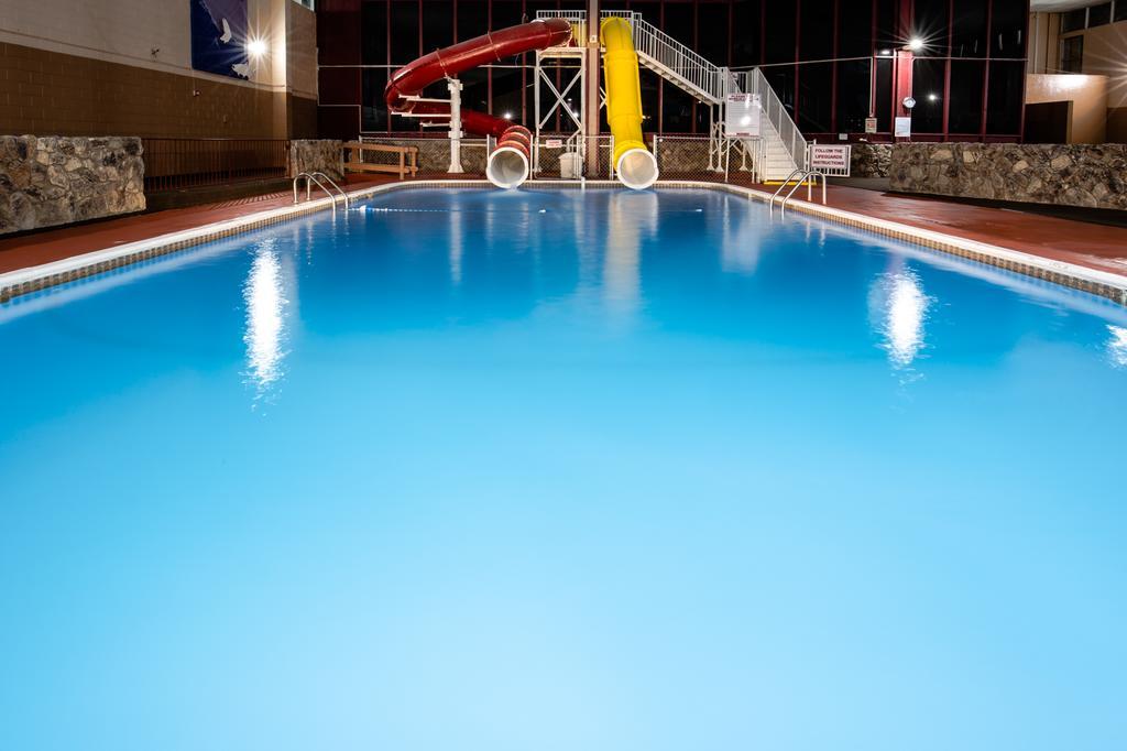Ramada By Wyndham Medford Hotel & Conference Center Esterno foto