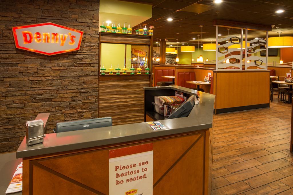 Ramada By Wyndham Medford Hotel & Conference Center Esterno foto