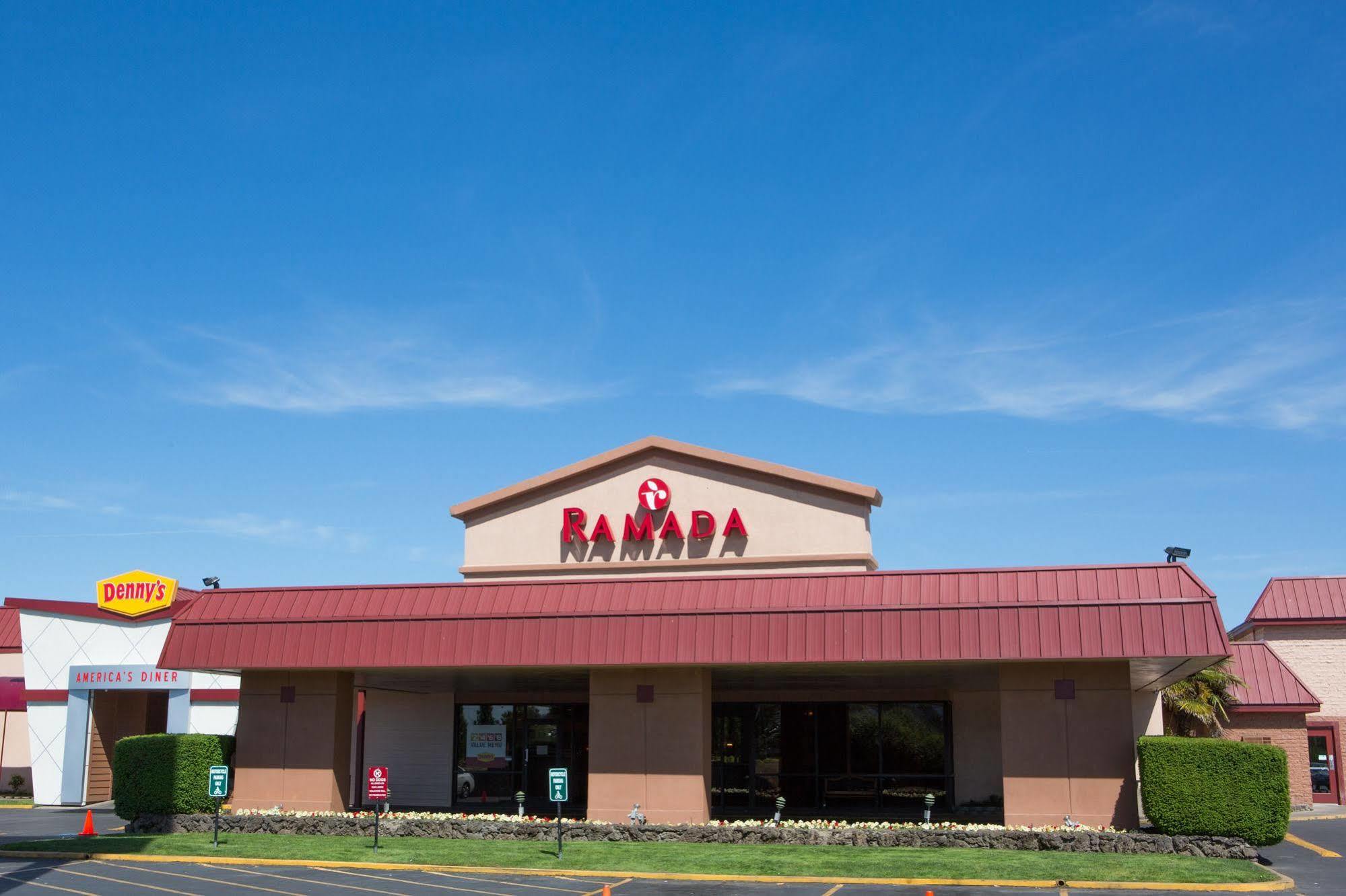 Ramada By Wyndham Medford Hotel & Conference Center Esterno foto