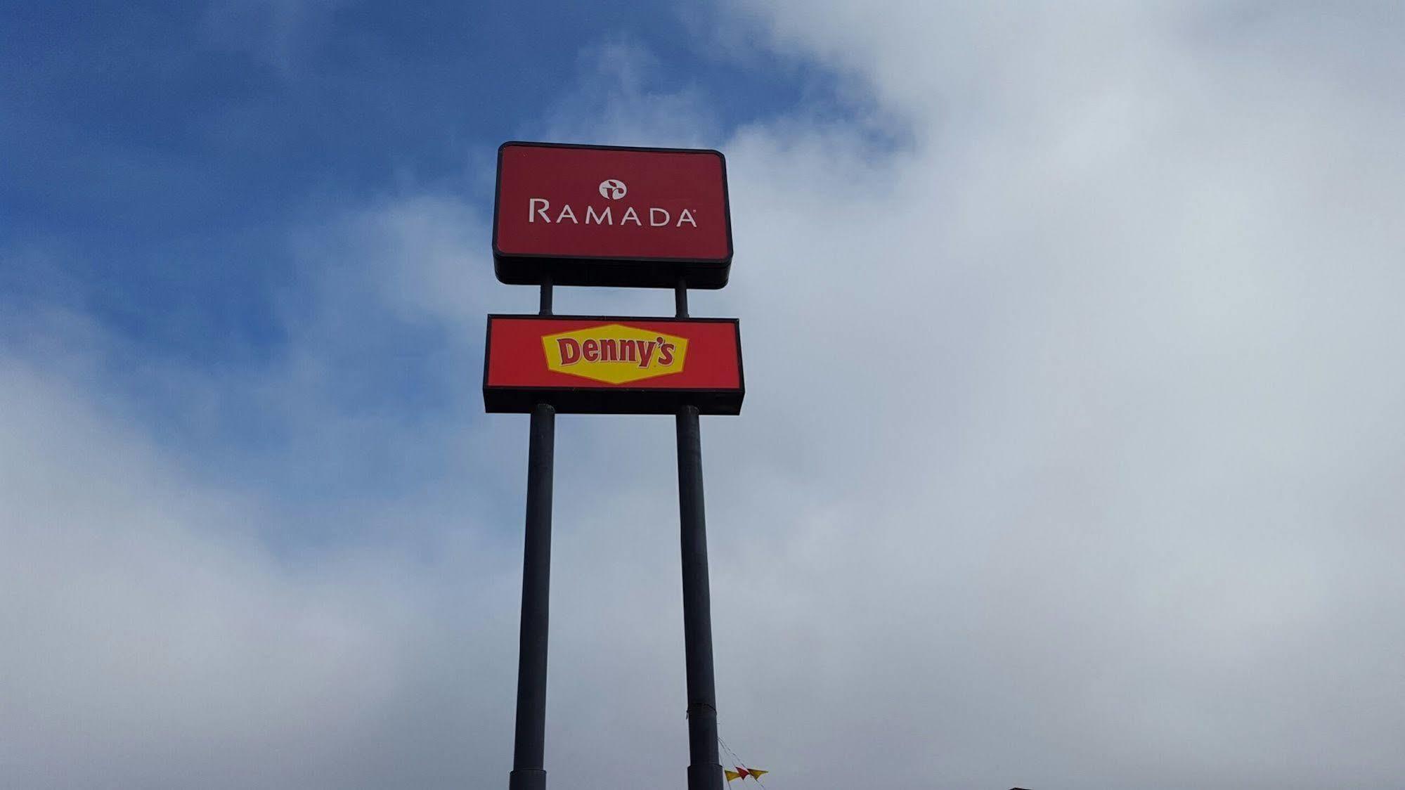 Ramada By Wyndham Medford Hotel & Conference Center Esterno foto