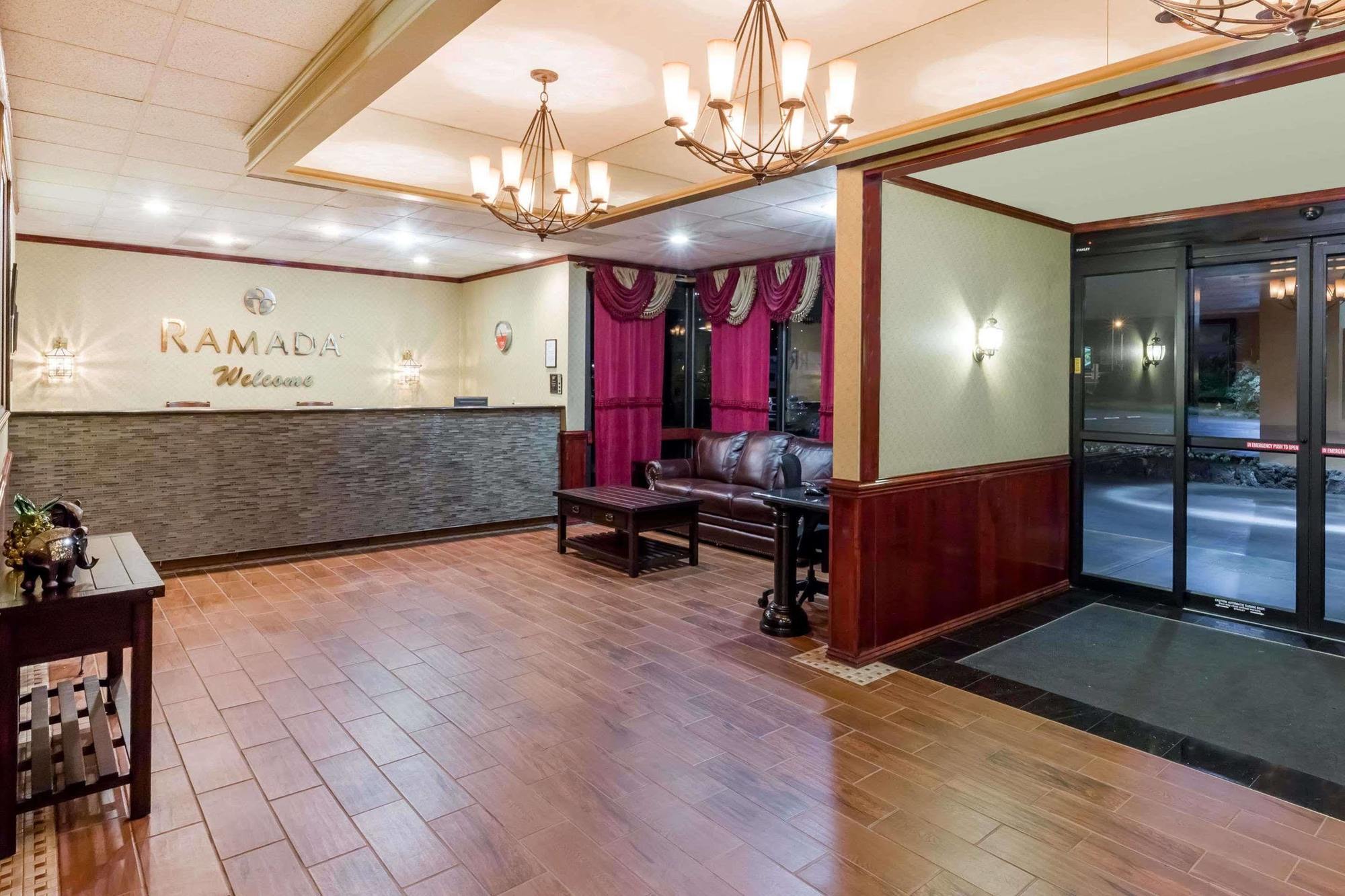 Ramada By Wyndham Medford Hotel & Conference Center Esterno foto
