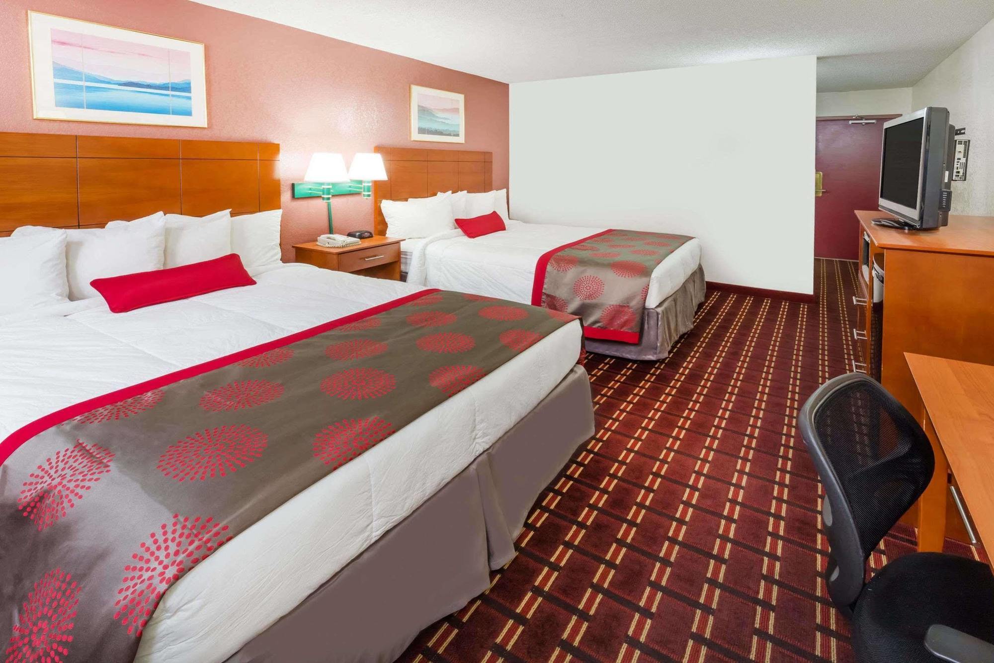 Ramada By Wyndham Medford Hotel & Conference Center Esterno foto