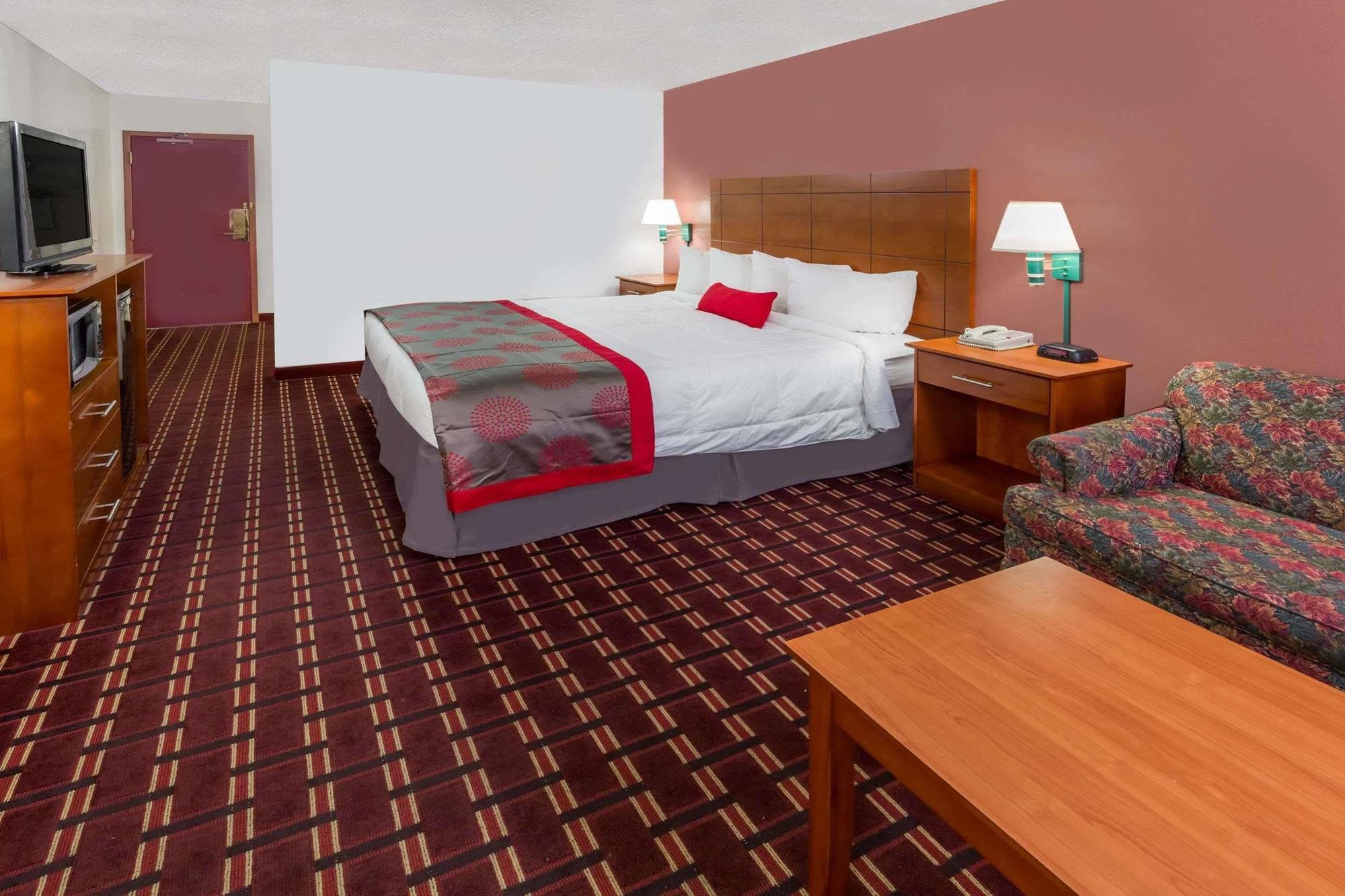 Ramada By Wyndham Medford Hotel & Conference Center Esterno foto