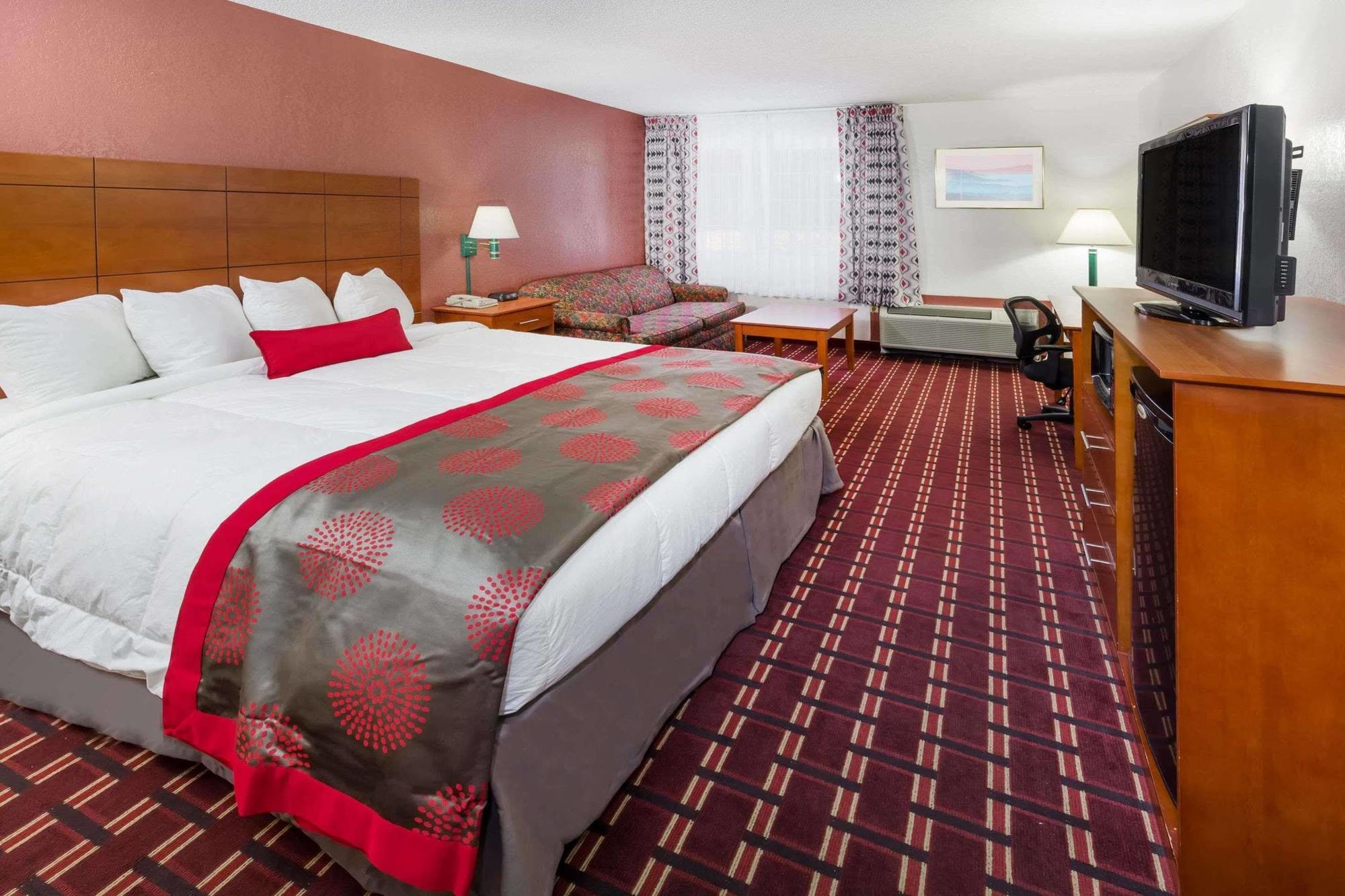 Ramada By Wyndham Medford Hotel & Conference Center Esterno foto