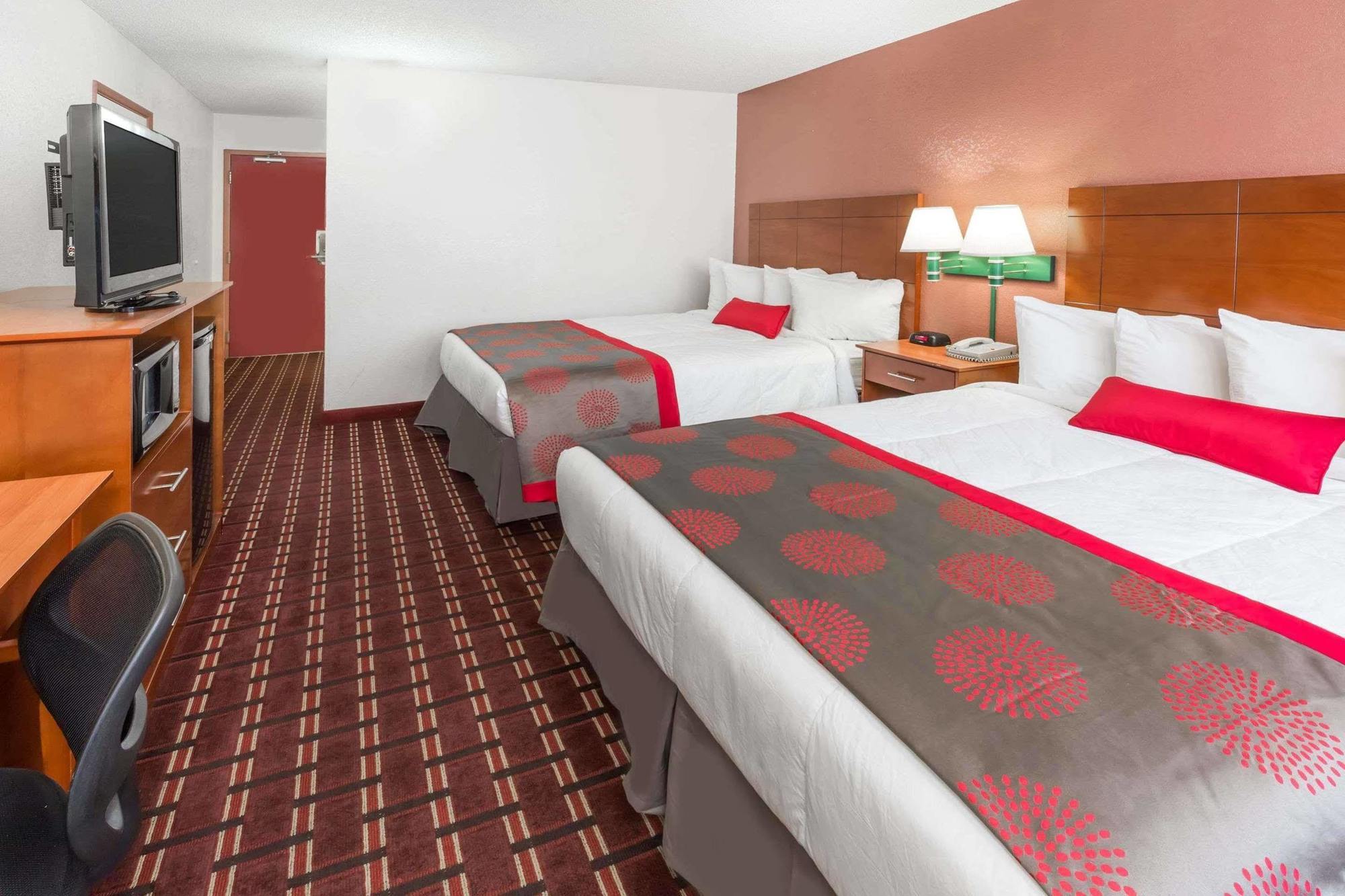 Ramada By Wyndham Medford Hotel & Conference Center Esterno foto