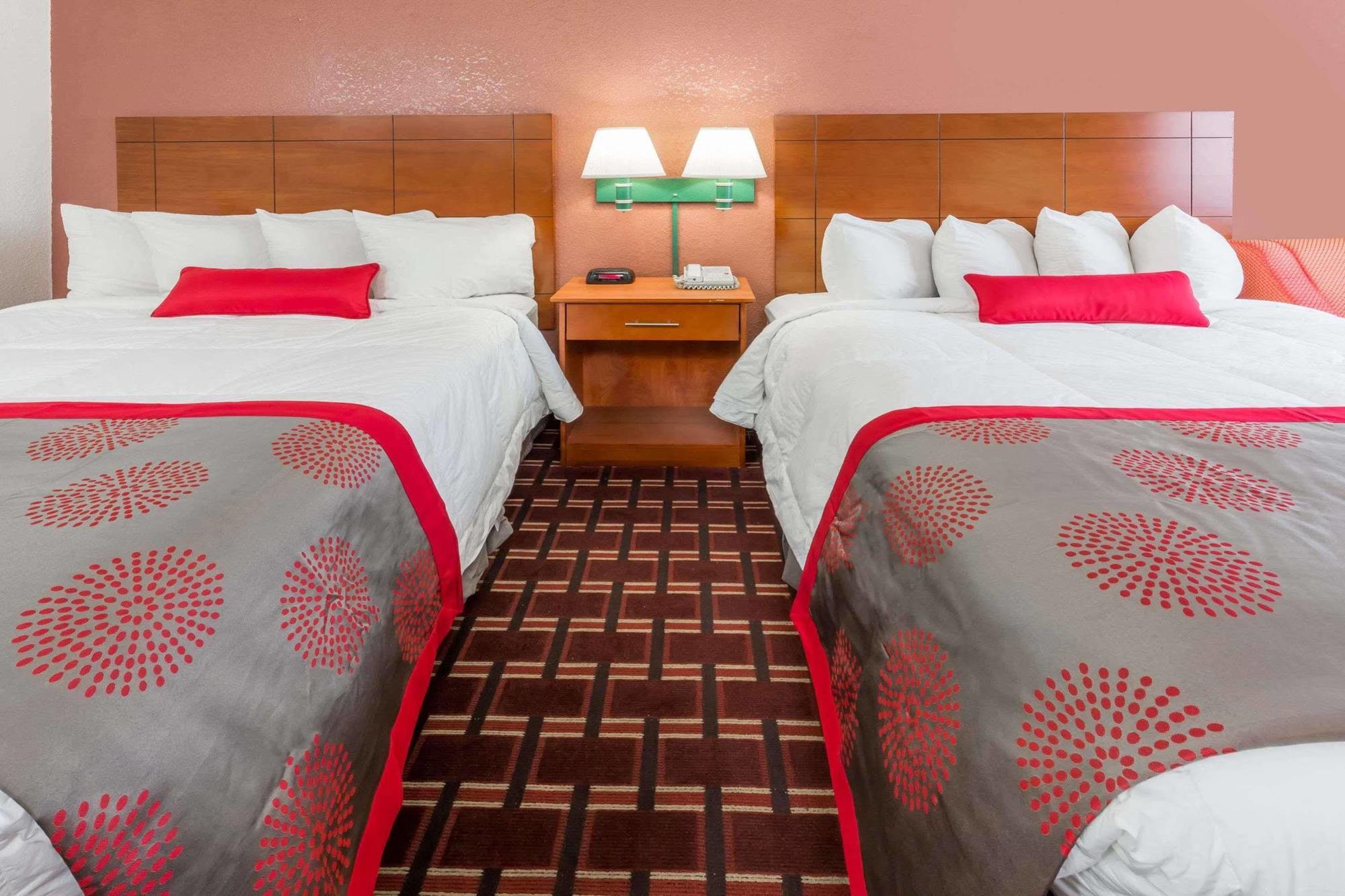 Ramada By Wyndham Medford Hotel & Conference Center Esterno foto