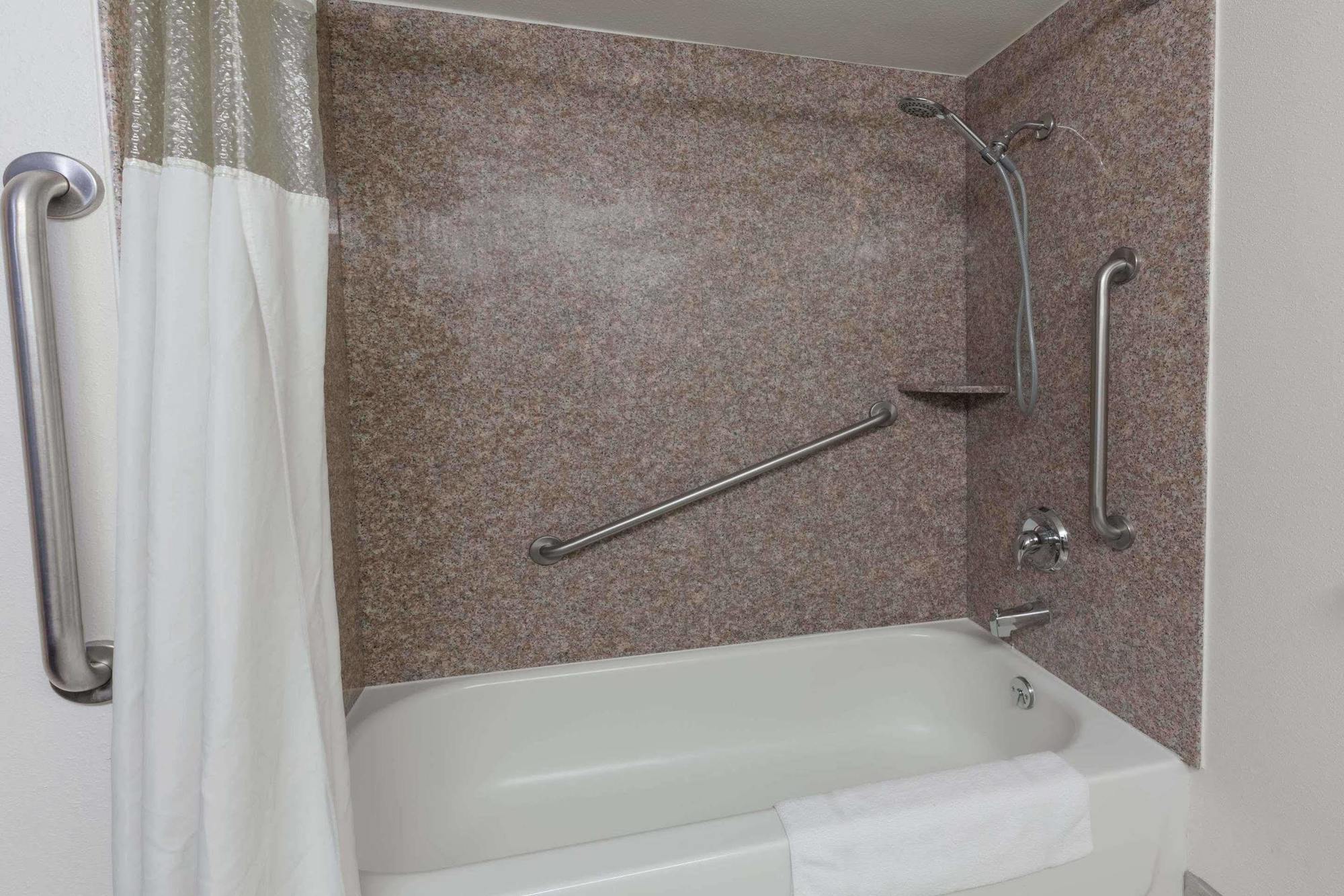 Ramada By Wyndham Medford Hotel & Conference Center Esterno foto