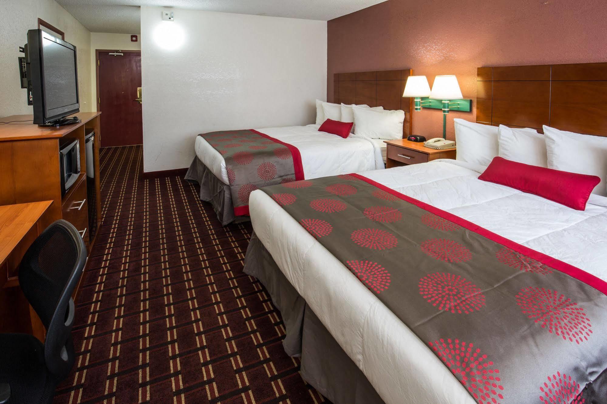 Ramada By Wyndham Medford Hotel & Conference Center Esterno foto