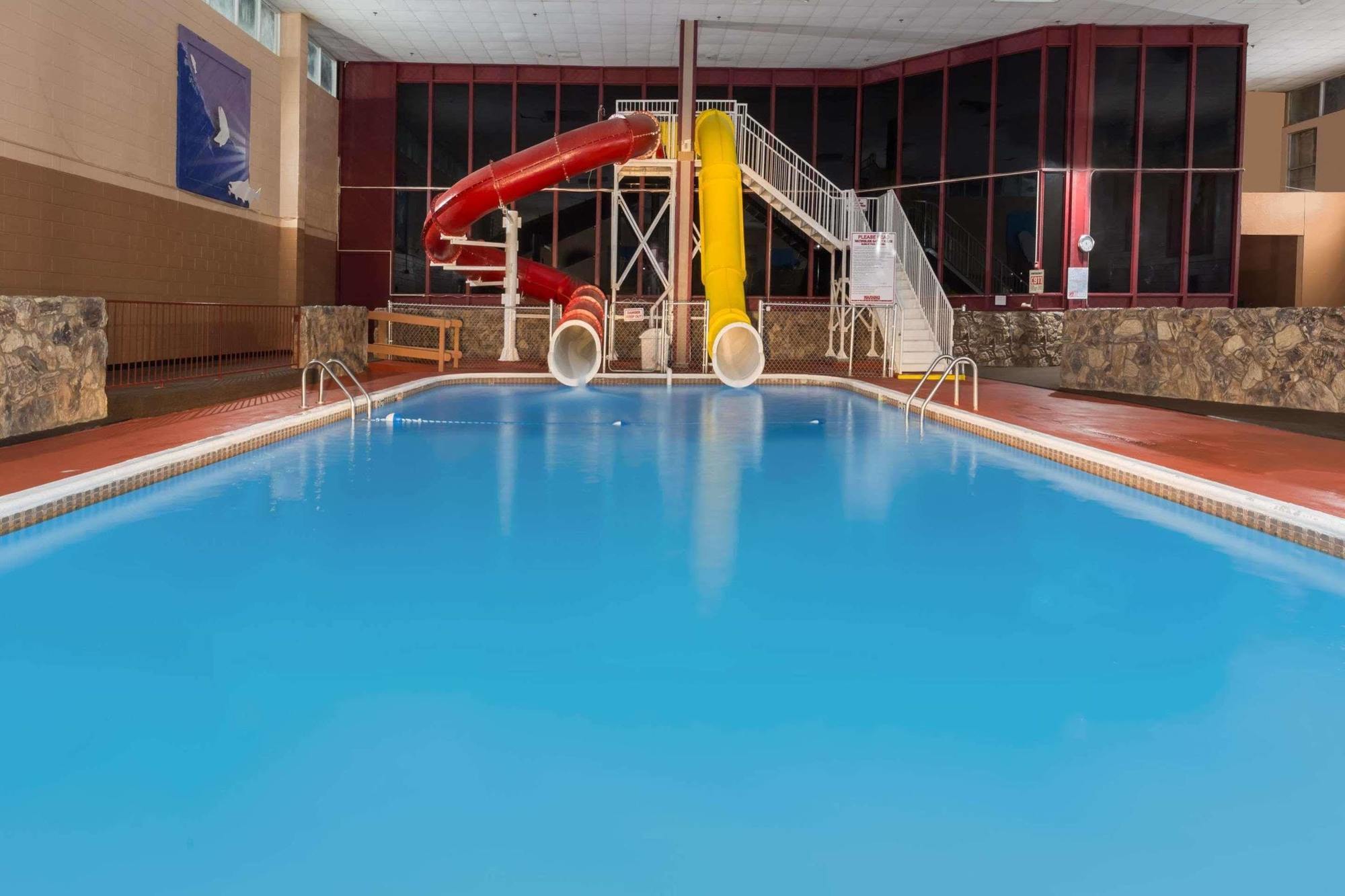 Ramada By Wyndham Medford Hotel & Conference Center Esterno foto