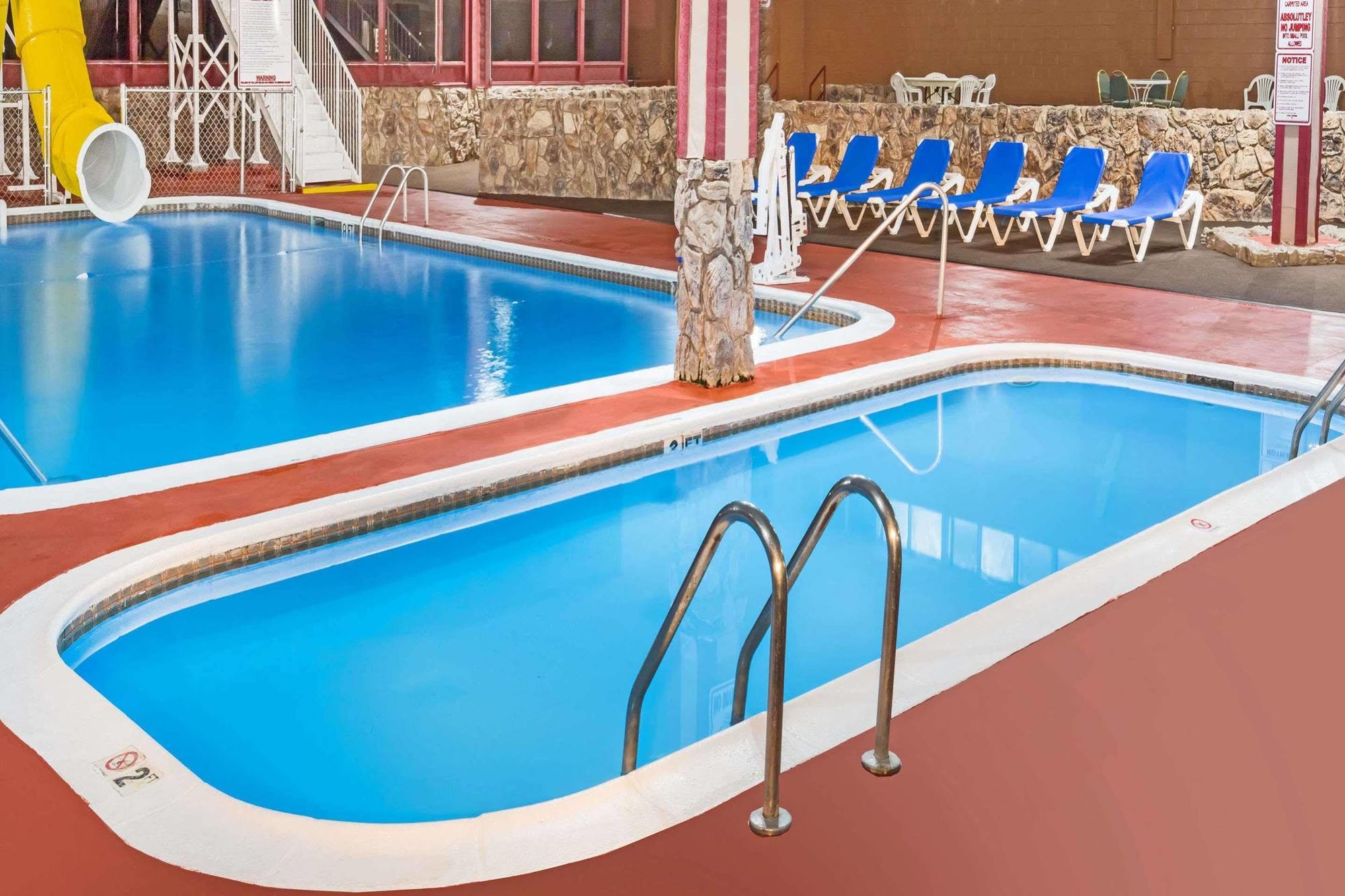 Ramada By Wyndham Medford Hotel & Conference Center Esterno foto