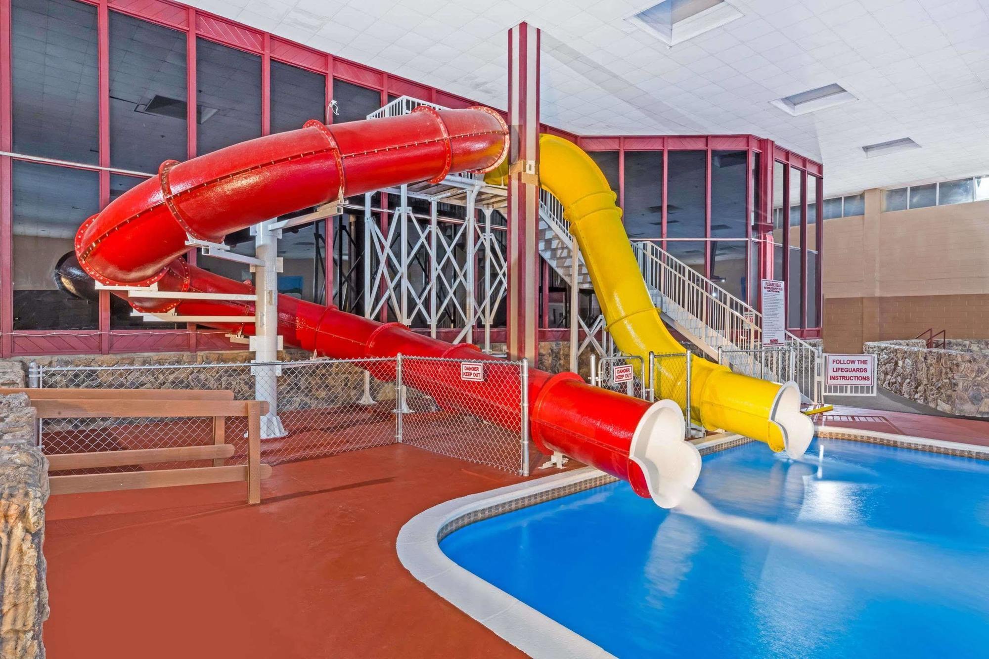 Ramada By Wyndham Medford Hotel & Conference Center Esterno foto