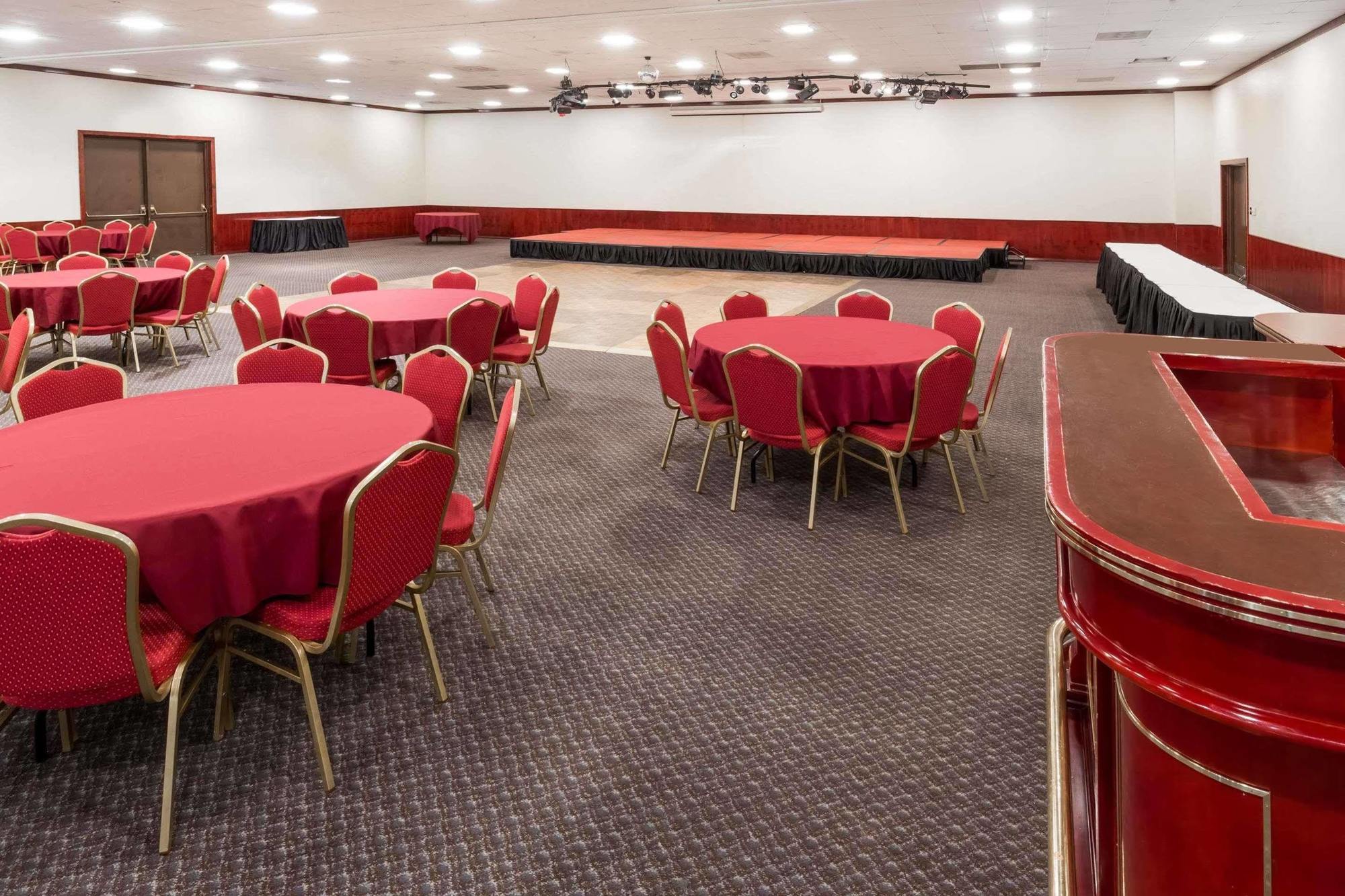 Ramada By Wyndham Medford Hotel & Conference Center Esterno foto