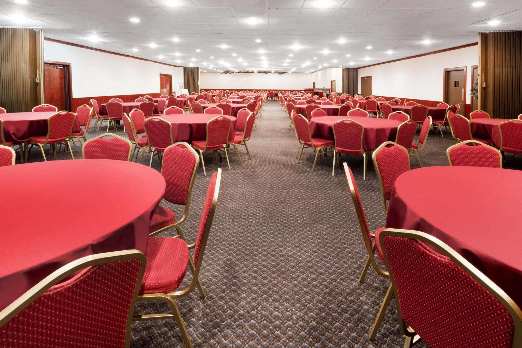 Ramada By Wyndham Medford Hotel & Conference Center Esterno foto