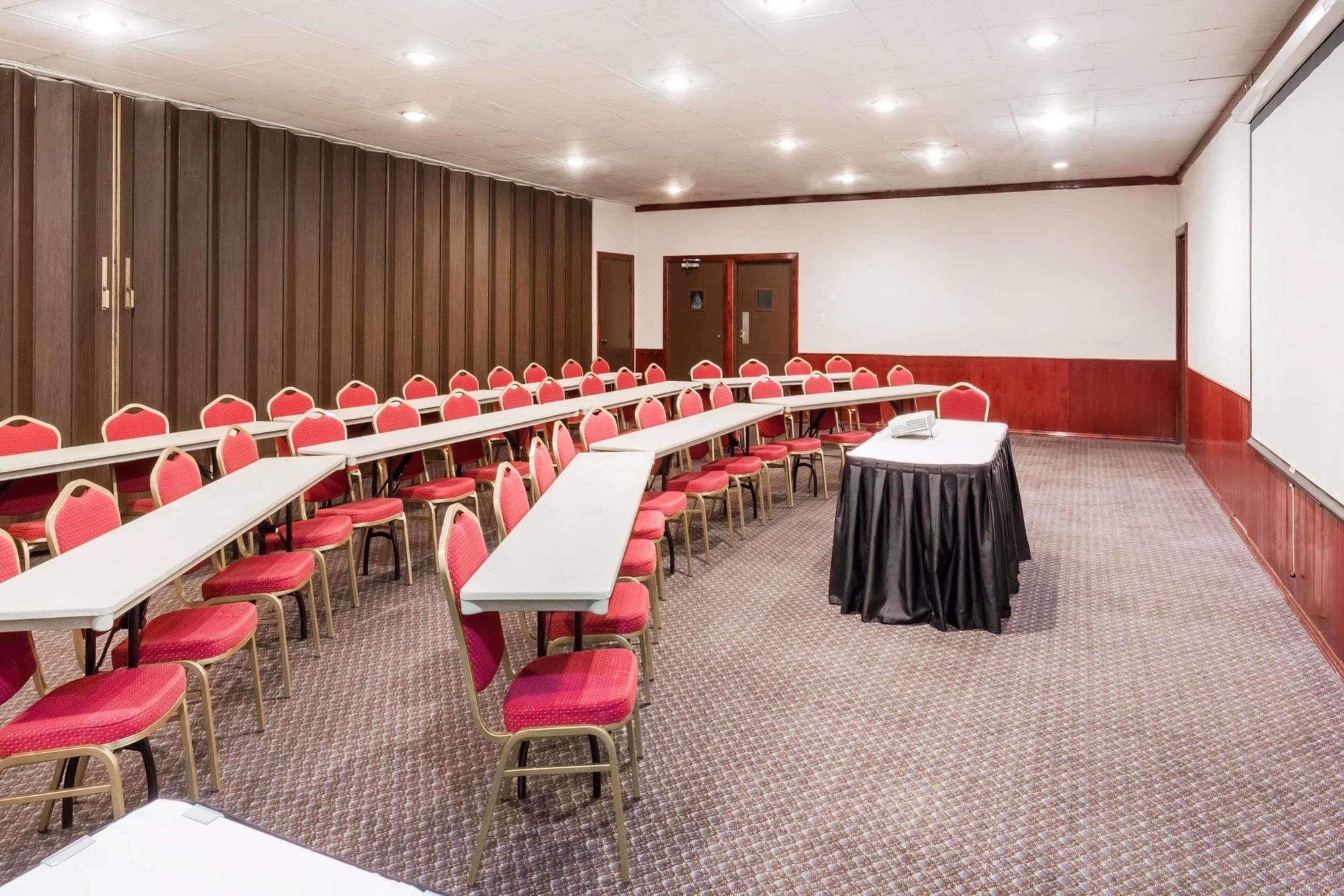 Ramada By Wyndham Medford Hotel & Conference Center Esterno foto