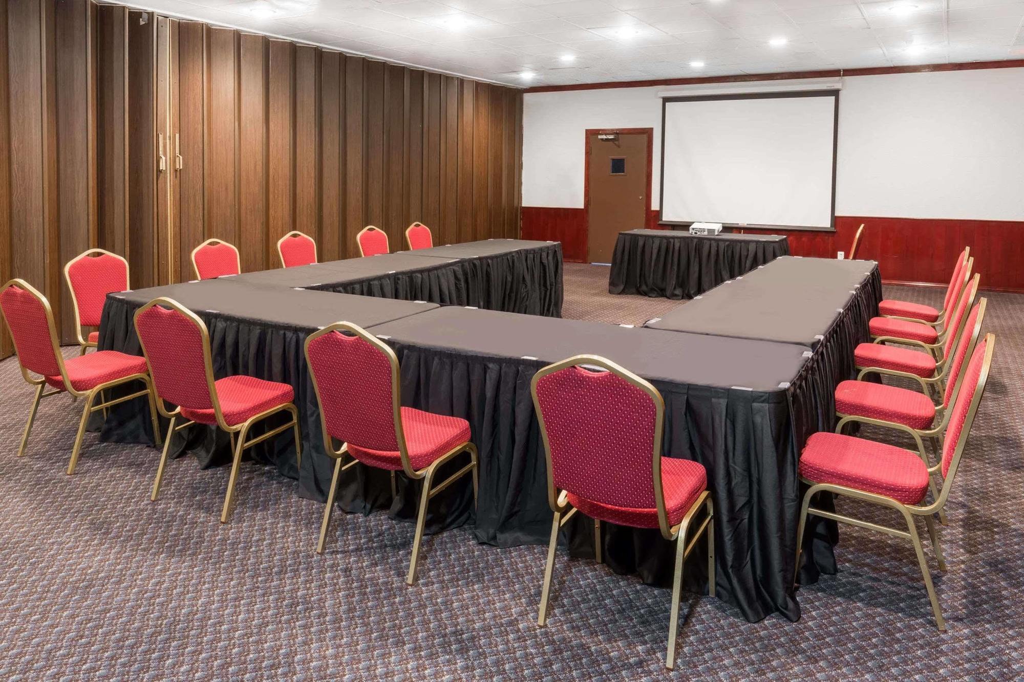 Ramada By Wyndham Medford Hotel & Conference Center Esterno foto