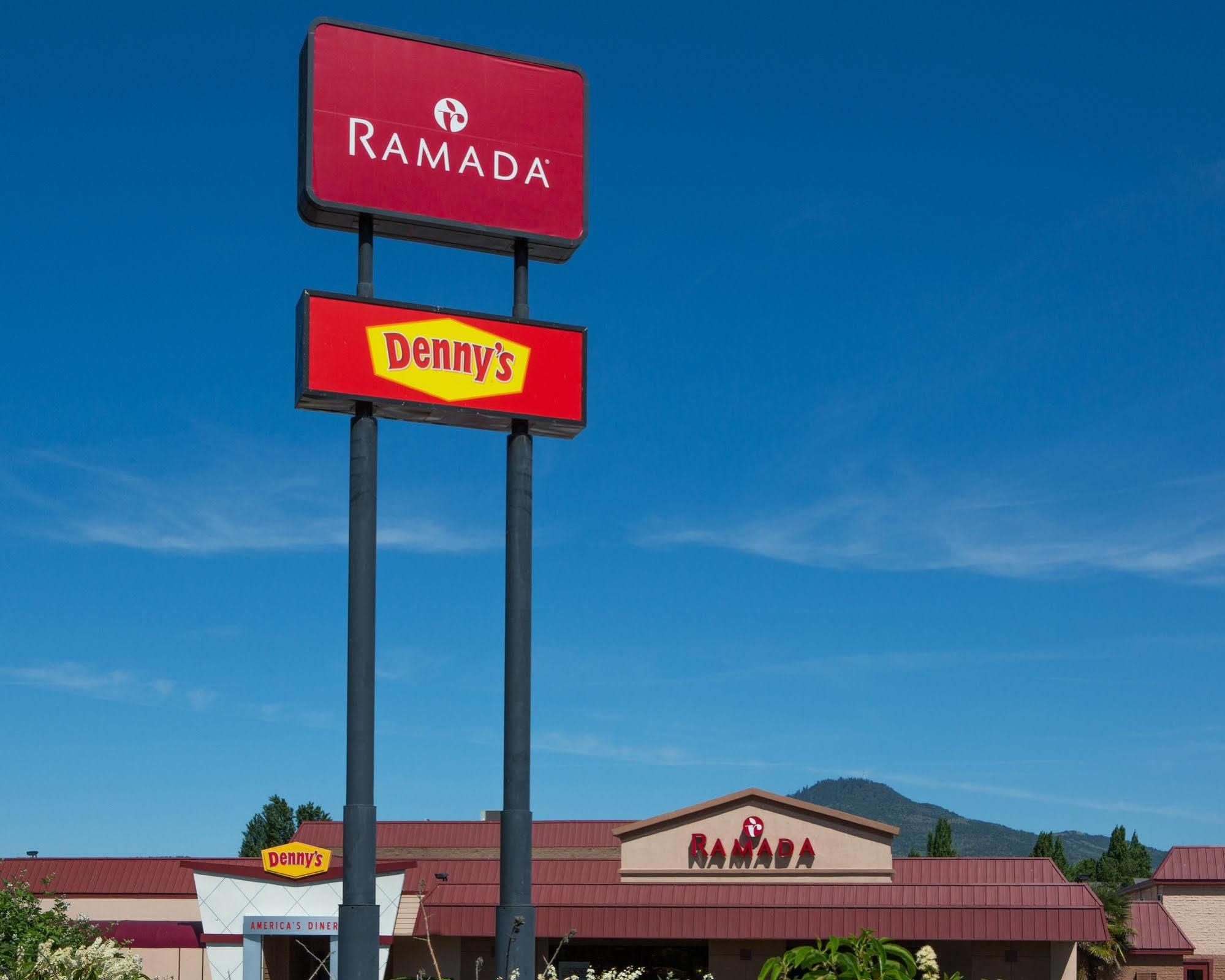Ramada By Wyndham Medford Hotel & Conference Center Esterno foto