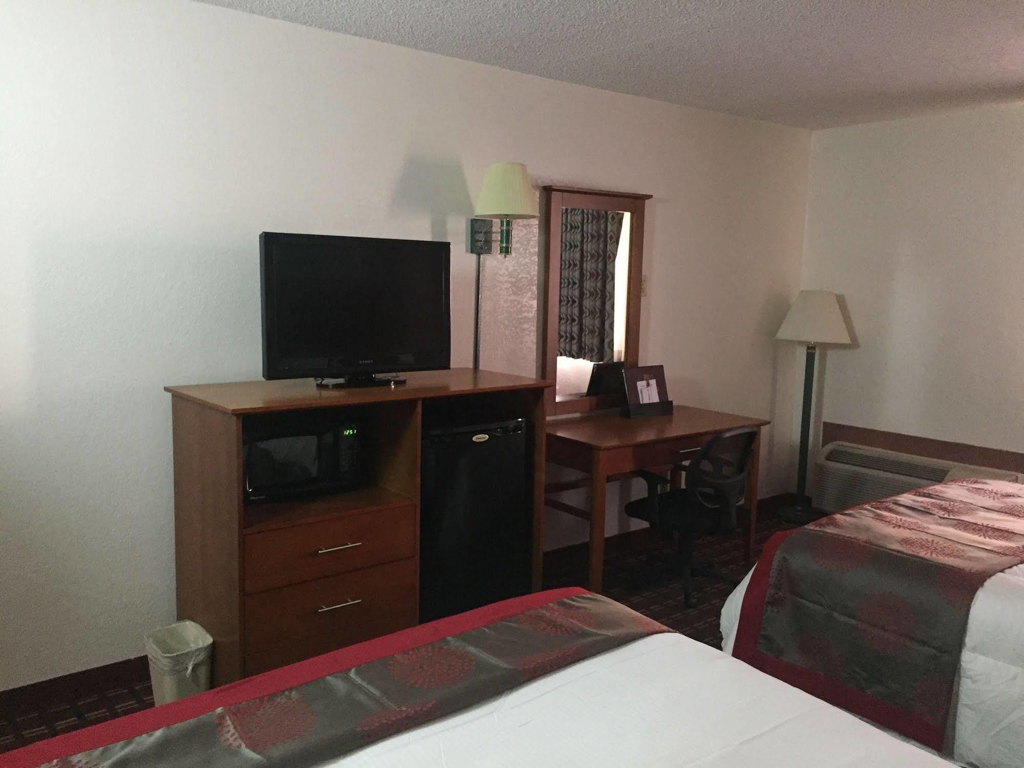 Ramada By Wyndham Medford Hotel & Conference Center Esterno foto