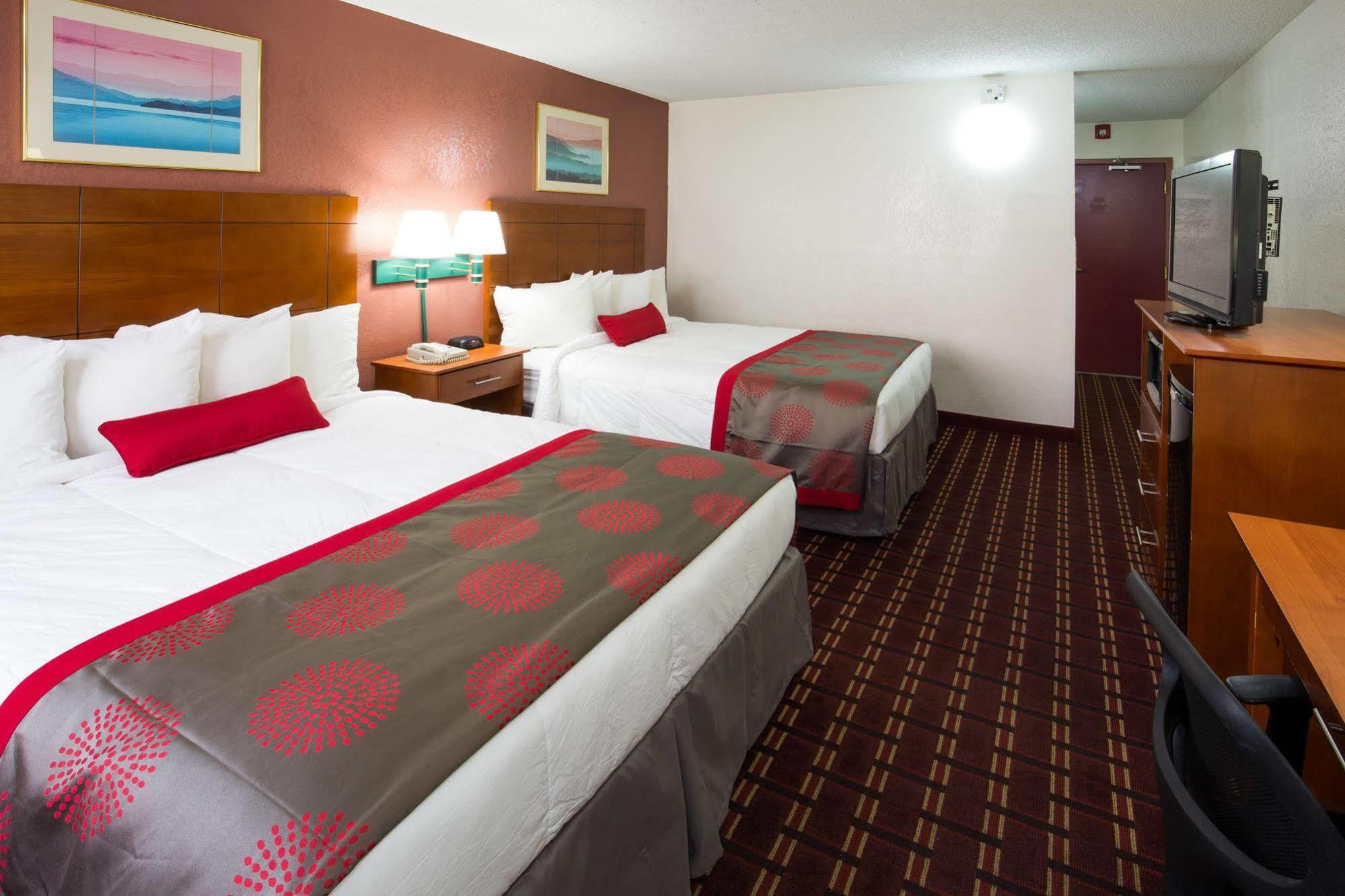 Ramada By Wyndham Medford Hotel & Conference Center Esterno foto