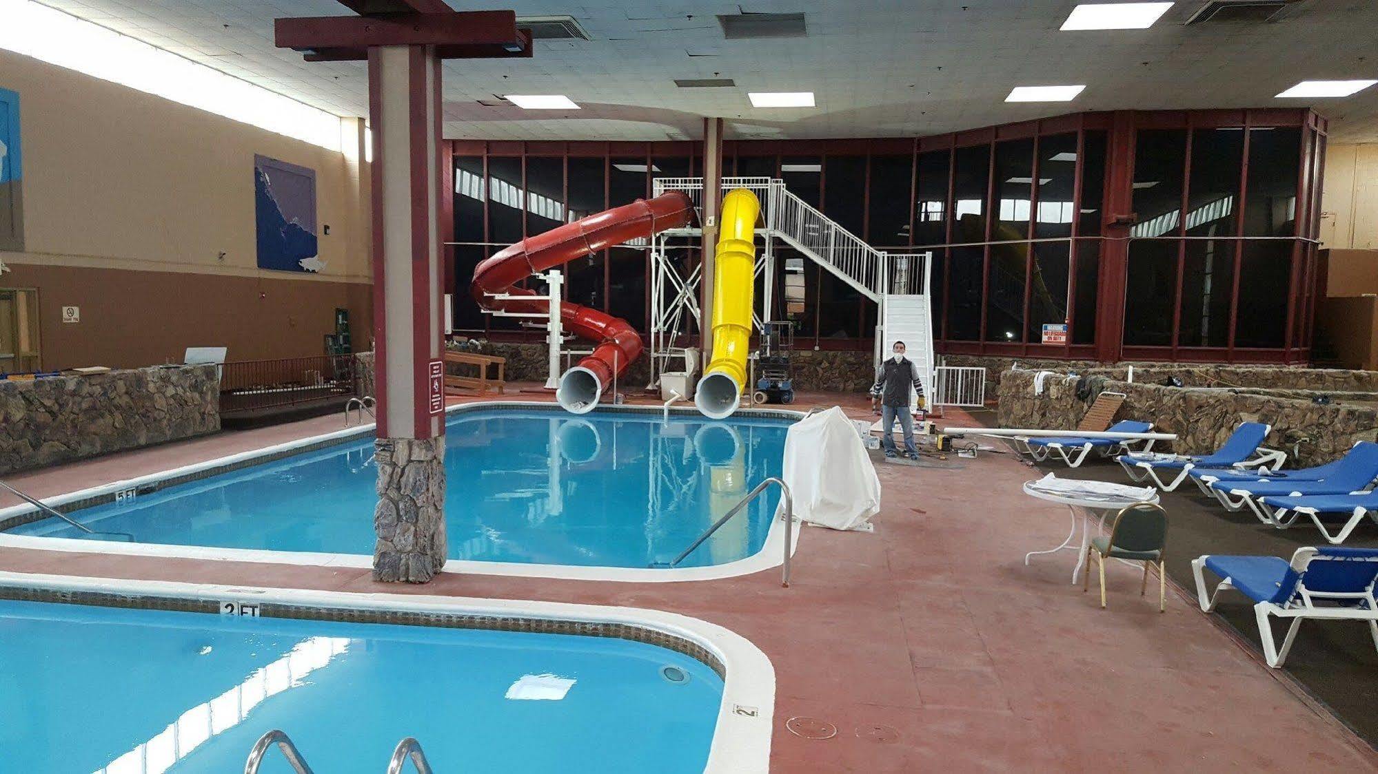 Ramada By Wyndham Medford Hotel & Conference Center Esterno foto