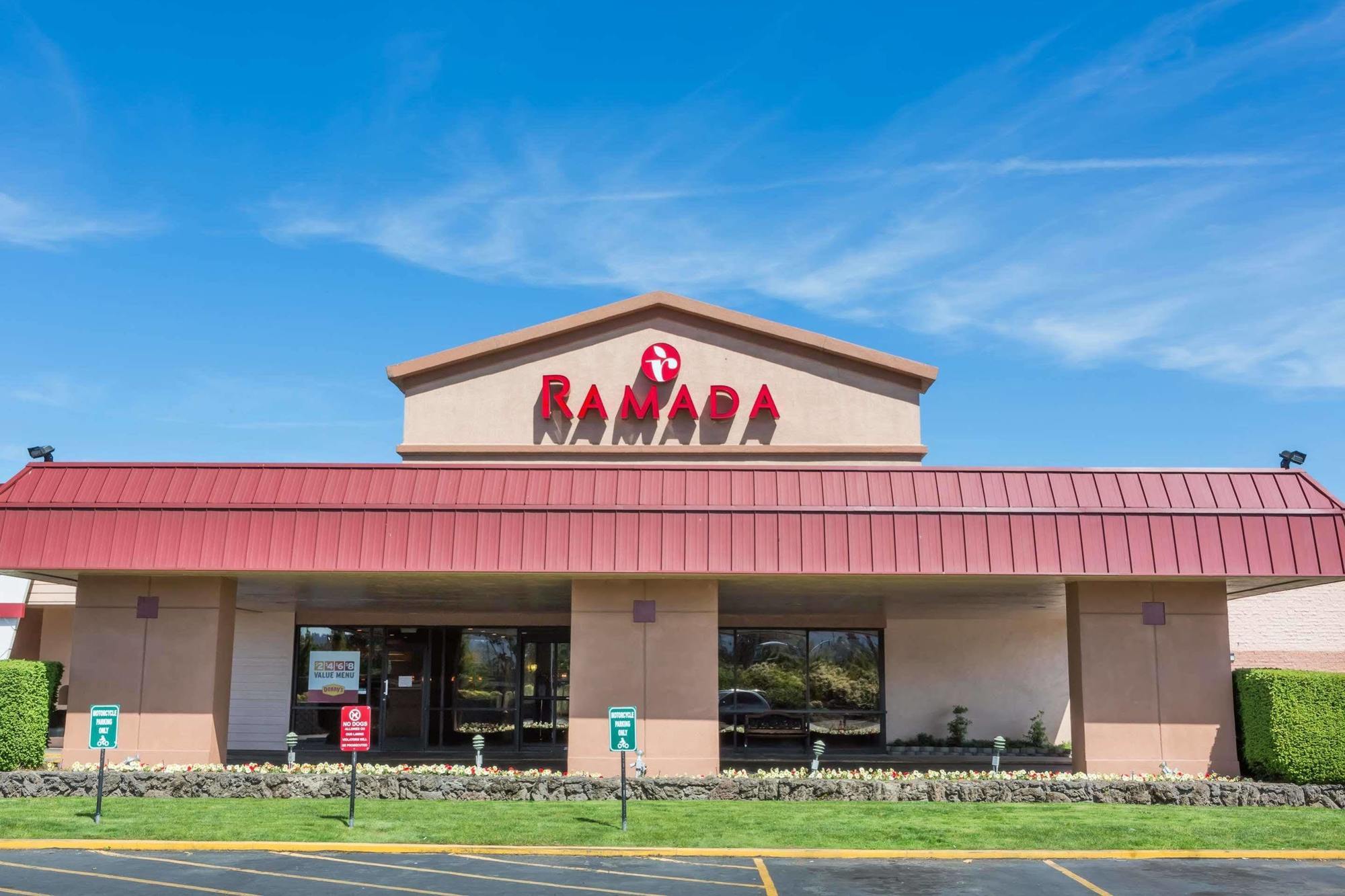 Ramada By Wyndham Medford Hotel & Conference Center Esterno foto