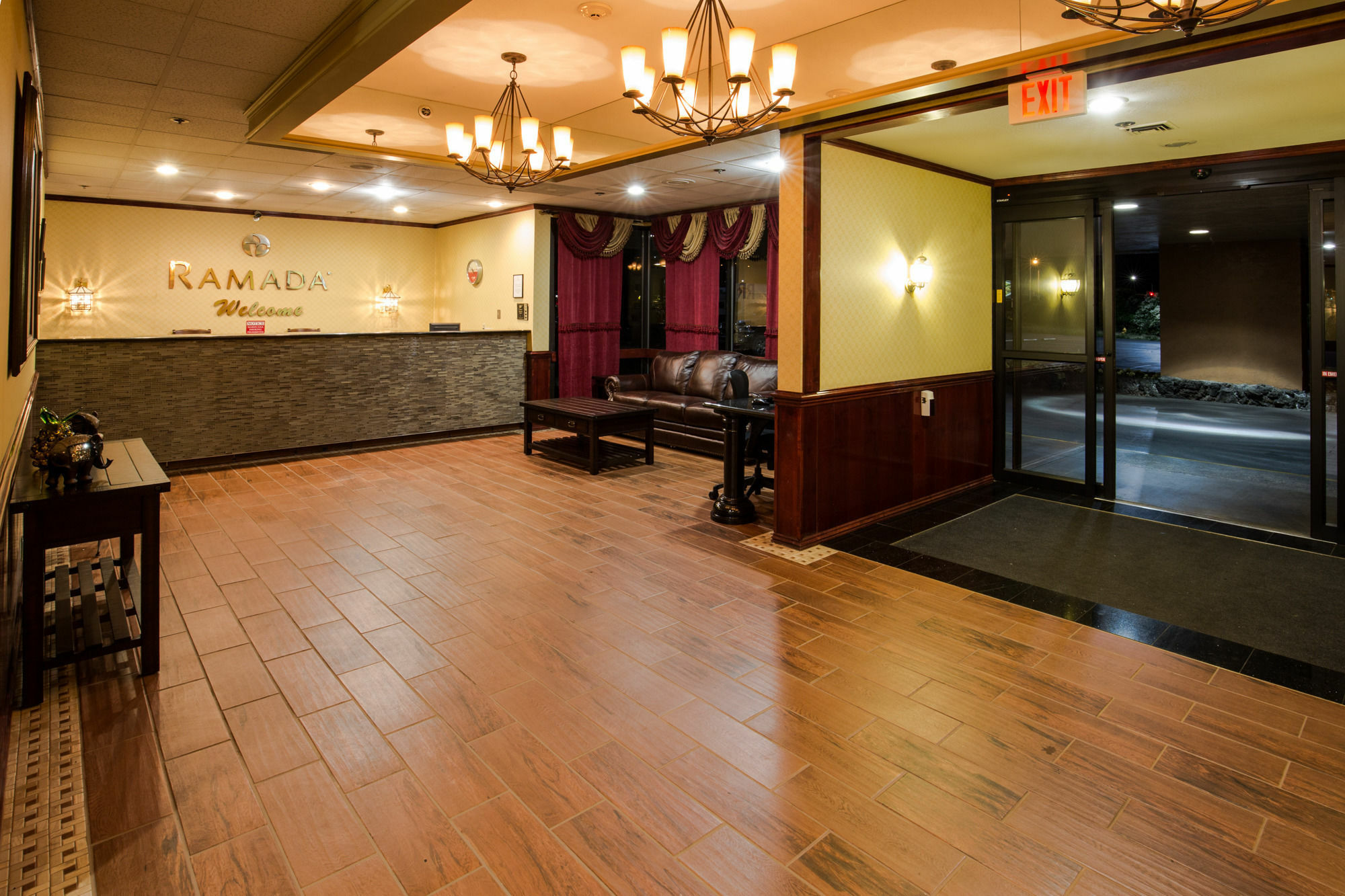 Ramada By Wyndham Medford Hotel & Conference Center Esterno foto
